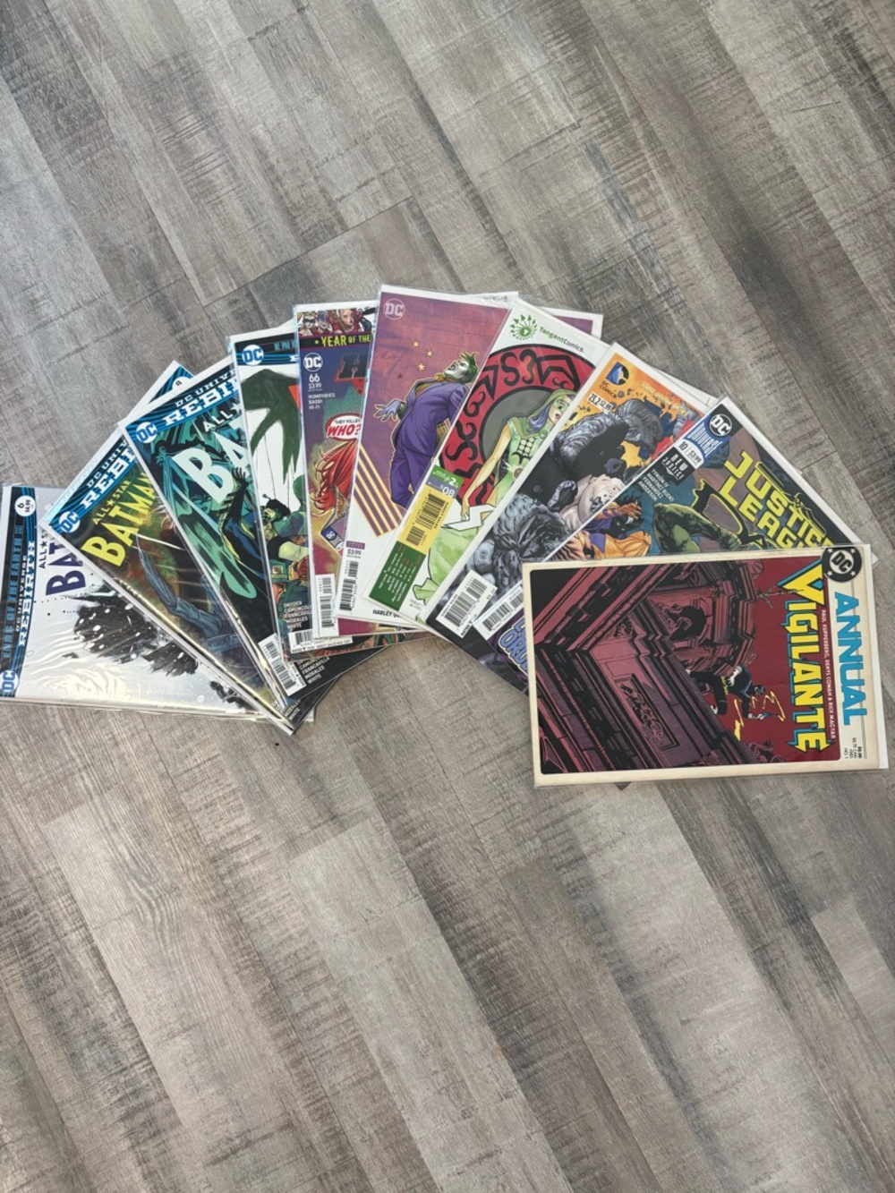 Lot of 10 DC Comics Featuring Harley Quinn, Batman & more